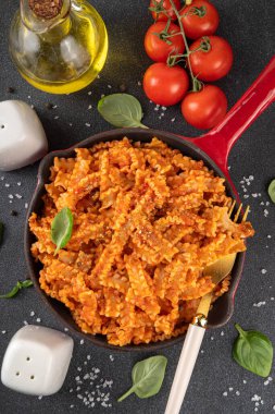 Domates soslu Mafaldine makarnası, İtalyan bolonezi, domates soslu marinara, vegan mantarı ya da siyah beton arka planda patlıcan soslu makarna, malzemeler ve baharatlar, kopyalama alanı.