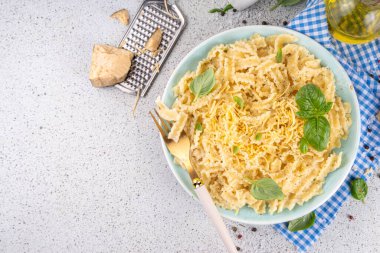 Beyaz soslu Mafaldine makarnası, İtalyan beşameli, beyaz arka planda kremalı peynir soslu makarna, malzemeler ve baharatlar, kopyalama alanı.