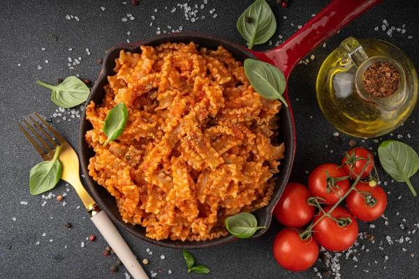 Domates soslu Mafaldine makarnası, İtalyan bolonezi, domates soslu marinara, vegan mantarı ya da siyah beton arka planda patlıcan soslu makarna, malzemeler ve baharatlar, kopyalama alanı.