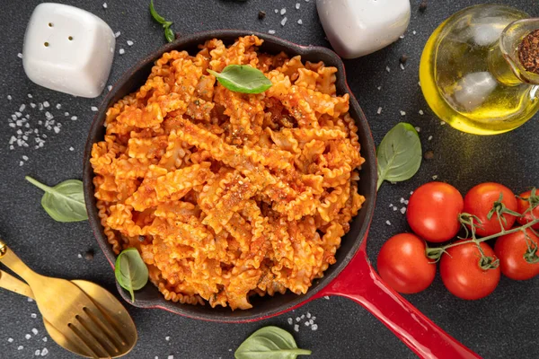 Domates soslu Mafaldine makarnası, İtalyan bolonezi, domates soslu marinara, vegan mantarı ya da siyah beton arka planda patlıcan soslu makarna, malzemeler ve baharatlar, kopyalama alanı.