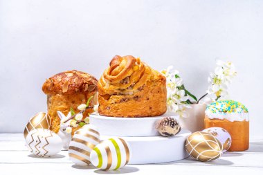 Paskalya arkaplanı kabuklu pandoro pandoro pastası ve renkli Paskalya yumurtaları. Mutlu Paskalya tebrik kartı geçmişi
