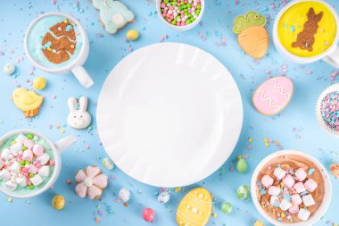 Paskalya partisi, kahvaltı, öğle yemeği için sıcak tatlı içecekler. Paskalya menüsü. Pembe, sarı, mavi, kahverengi, lokum kaplı sıcak çikolata bardakları, çikolatalı tavşan, latte yüzeyinde paskalya yumurtaları.