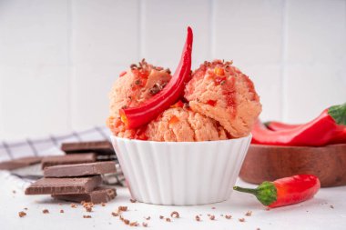 Kırmızı biberli dondurma, acılı tatlı ve baharatlı reçelli dondurma. Taze biberli, alışılmadık bir dondurmalı dondurma tarifi.