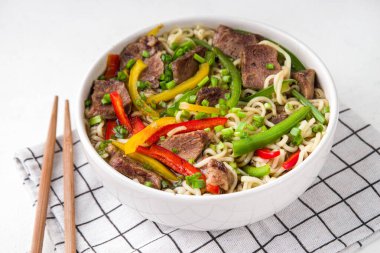 Sığır eti, sebze, soya sosu ve soğanlı Lo Mein Noodles. Basit ev yapımı Asya usulü lo mein pirinç eriştesi, kopyalama alanı