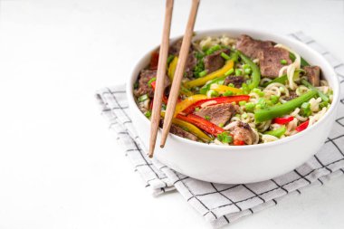 Sığır eti, sebze, soya sosu ve soğanlı Lo Mein Noodles. Basit ev yapımı Asya usulü lo mein pirinç eriştesi, kopyalama alanı