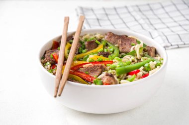 Sığır eti, sebze, soya sosu ve soğanlı Lo Mein Noodles. Basit ev yapımı Asya usulü lo mein pirinç eriştesi, kopyalama alanı