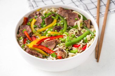 Sığır eti, sebze, soya sosu ve soğanlı Lo Mein Noodles. Basit ev yapımı Asya usulü lo mein pirinç eriştesi, kopyalama alanı