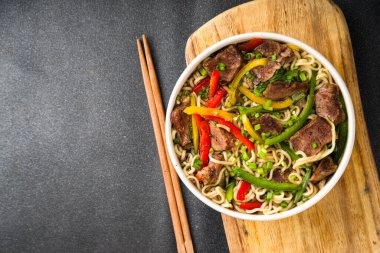 Sığır eti, sebze, soya sosu ve soğanlı Lo Mein Noodles. Basit ev yapımı Asya usulü lo mein pirinç eriştesi, kopyalama alanı