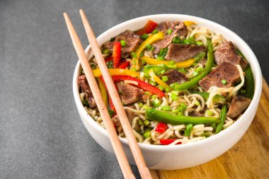 Sığır eti, sebze, soya sosu ve soğanlı Lo Mein Noodles. Basit ev yapımı Asya usulü lo mein pirinç eriştesi, kopyalama alanı