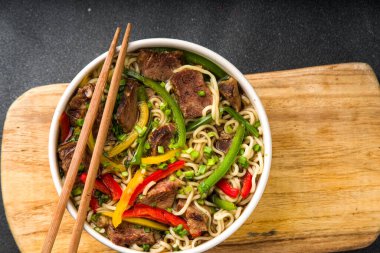 Sığır eti, sebze, soya sosu ve soğanlı Lo Mein Noodles. Basit ev yapımı Asya usulü lo mein pirinç eriştesi, kopyalama alanı