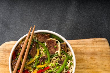 Sığır eti, sebze, soya sosu ve soğanlı Lo Mein Noodles. Basit ev yapımı Asya usulü lo mein pirinç eriştesi, kopyalama alanı
