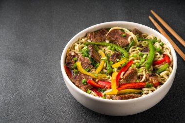 Sığır eti, sebze, soya sosu ve soğanlı Lo Mein Noodles. Basit ev yapımı Asya usulü lo mein pirinç eriştesi, kopyalama alanı