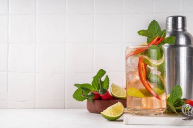 Thai soğuk kırmızı biberli çay, limonata veya mojito kokteyli, limon, nane ve kırmızı biberli yaz Asya içeceği.