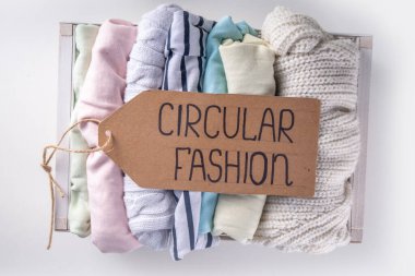 Kıyafet kiralama hizmetleri, çeşitli kadın, erkek ve çocuk kıyafetleri. Dairesel moda, sıfır sürdürülebilir yaşam tarzı konsepti, beyaz arka planda, alışveriş etiketli