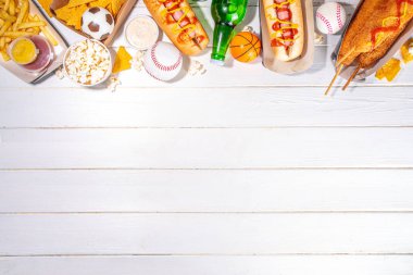 Geleneksel spor stadyumu yemekleri ve bira arka planı, çeşitli beyzbol, basketbol, futbol fanatikleri ve stadyum atıştırmalıkları, cips, sos, bira şişeli sosisliler ve fan aksesuarları. 