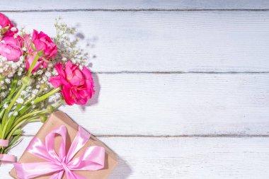 Bir buket güzel ranunculus çiçeğiyle basit bir bahar tatili tebrik kartı geçmişi. Tatil hediyesi, doğum günü, düğün, anneler günü, sevgililer günü, kadınlar günü. Çiçek düzenlemesi