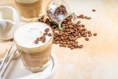 Sütlü soğuk sütlü kahve, kremalı. Köpüklü frappe, latte, cappuccino, krema arkaplanda, mesaj için yer. Yaz soğuk kahve kokteyli