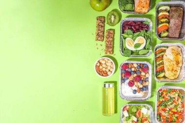 Sağlıklı yemek menüsü, kurye yemek teslimatı beslenme çantası. Biftek eti, tavuk fileto, balık ve sebzeler paketlerde. Günlük yemek diyet planı teslimatı, paket servisi, online sipariş konsepti.