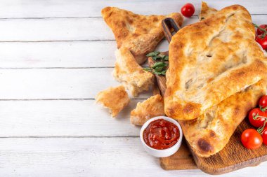 Shotis puri, el yapımı Gürcistan ekmeği lavaş, yerel Kafkas Orta Asya yemeği, fırında Shoti ekmeği.