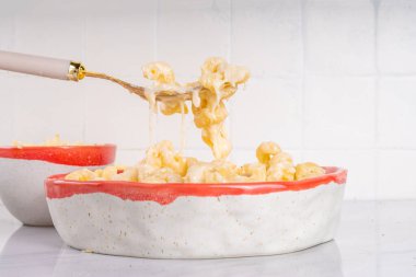 Pişirmek için malzemeli kremalı makarna ve peynir. Makarna, beşamel krem sos, süt, peynir beyaz mermer mutfak masasında makarna yapmak için.