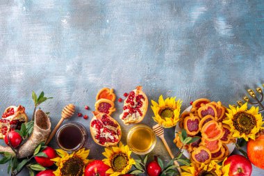 Kırmızı elma, bal, nar, Shofar ve kadehten oluşan Rosh hashana Yahudi bayramı arkaplanı. Geleneksel sembollü Yahudi Yeni Yıl tatili. Mutlu Rosh hashana tebrik kartı 