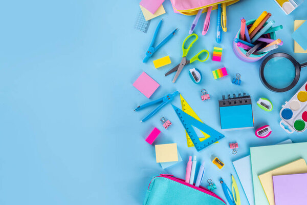 Школьное оборудование высокого цвета ярко-голубая квартира лежала. Различные школьные и офисные принадлежности, аксессуары. Назад к школьной продаже фоновое пространство для копирования сверху