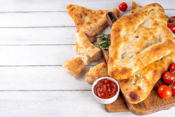 Shotis puri, el yapımı Gürcistan ekmeği lavaş, yerel Kafkas Orta Asya yemeği, fırında Shoti ekmeği.