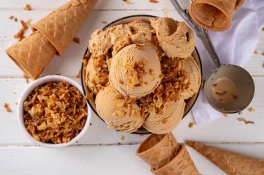 Karamelli soğanlı dondurma. Modern trend tatlandırılmamış tuzlu dondurma aromalı, karamel ve şekerli cam soğanlı