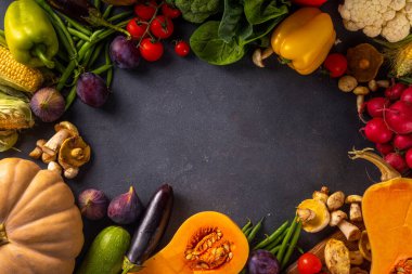 Sonbahar sebze hazırlama akşam yemeği geçmişi. Organik taze sebzeler, balkabağı, mısır, meyve, mantar, salata yaprakları, yeşillik, fotokopi alanı ile pişirmek için gerekli malzemeler..