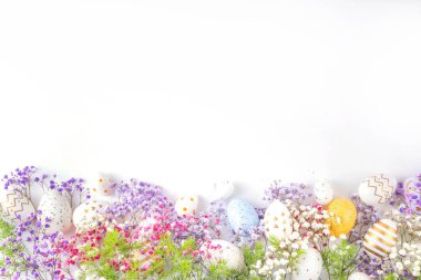 Paskalya yumurtaları ve bahar çiçekleriyle dolu mutlu Paskalya tebrik kartları. Metin için kopyalama alanı olan Paskalya bayramı düz yatay kompozisyonu