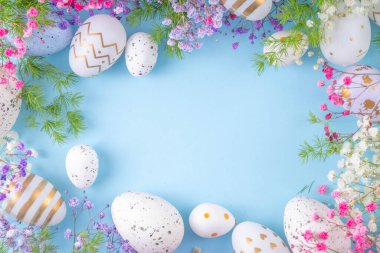 Paskalya yumurtaları ve bahar çiçekleriyle dolu mutlu Paskalya tebrik kartları. Metin için kopyalama alanı olan Paskalya bayramı düz yatay kompozisyonu