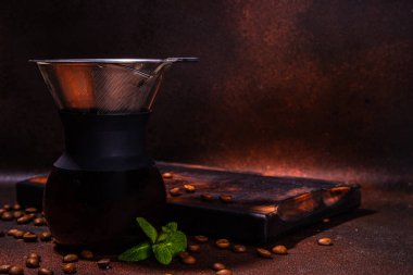 Chemex el yapımı kahve makinesi, yavaş ve damlatan espresso kahve makinesi, kahve çekirdekleri ve koyu kahverengi arka plan fotokopi alanı.