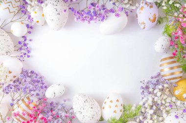 Paskalya yumurtaları ve bahar çiçekleriyle dolu mutlu Paskalya tebrik kartları. Metin için kopyalama alanı olan Paskalya bayramı düz yatay kompozisyonu