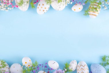 Paskalya yumurtaları ve bahar çiçekleriyle dolu mutlu Paskalya tebrik kartları. Metin için kopyalama alanı olan Paskalya bayramı düz yatay kompozisyonu