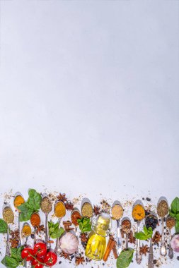 Beyaz arka planda yemek pişirmek için baharatlar. Farklı baharatlar, baharatlar ve otlar biber, zerdeçal, tuz, fesleğen, nane, tarçın, sarımsak ve diğer aromatik karışımlar