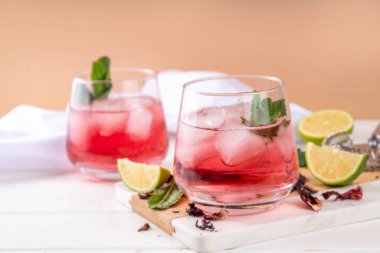 Hibiscus ekşi alkollü kokteyl ya da alkolsüz mocktail, hibiscus mezcal margarita buzlu, limonlu ve naneli içecek