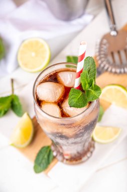 Küba Libre veya Long Island Buzlu Çay Kokteyli. Sert içecekler, kola, limon ve buzlu bardaklar, soğuk uzun içecekler veya limonata.