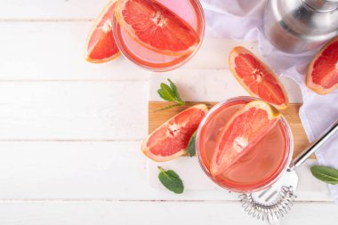 Soğuk şampanyalı greyfurt martini kokteyli. Yaz kokteylini, bir parça greyfurt ve nane şekeriyle bar aletleri ve malzemeleriyle tazeliyorum.
