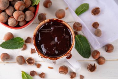 Beyaz fındıklı fındıklı sıcak çikolata, beyaz ahşap arka planda fındıklı, kopyalama alanı