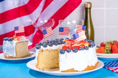  Bayrak ve böğürtlenli 4 Temmuz pastası. Ev yapımı vatansever Amerikan bayrağı çizgili vanilyalı kremalı kek, Bayram Partisi yaz tatlısı. 