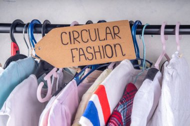 Kıyafet kiralama hizmetleri, çeşitli kadın, erkek ve çocuk kıyafetleri. Dairesel moda, sıfır sürdürülebilir yaşam tarzı konsepti, beyaz arka planda, alışveriş etiketli
