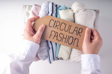 Kıyafet kiralama hizmetleri, çeşitli kadın, erkek ve çocuk kıyafetleri. Dairesel moda, sıfır sürdürülebilir yaşam tarzı konsepti, beyaz arka planda, alışveriş etiketli