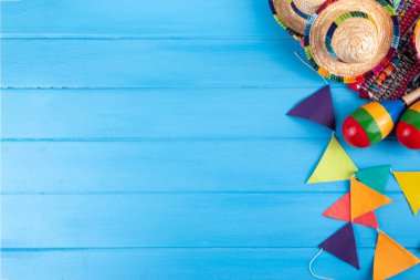 Meksika bayramı arkaplanı, serape çizgili battaniye veya panço şapkası, eski mavi ahşap arka planda marakas. Meksika Cinco de Mayo festivali, Meksika Bağımsızlık Günü geçmişi