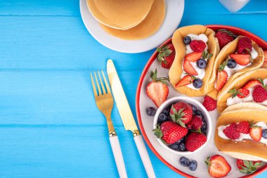 Krepli taco. Krep, krem şanti, süzme peynir ya da dondurma, meyve ve böğürtlenli tatlı taco. Yaz kahvaltısı veya brunch tarifi, kopya alanı