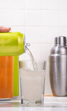 RTD kokteyli ya da mocktail renkli teneke kutularda konserve içecekler içmeye hazır kokteyl yapmak için moda bir yol. 