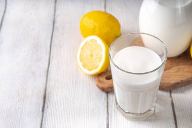 Ev yapımı kefir, ayran ya da yoğurt. Sağlıklı probiyotikler prebiyotik mayalanmış süt içeceği