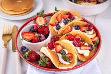 Krepli taco. Krep, krem şanti, süzme peynir ya da dondurma, meyve ve böğürtlenli tatlı taco. Yaz kahvaltısı veya brunch tarifi, kopya alanı