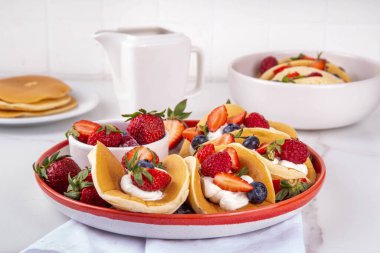 Krepli taco. Krep, krem şanti, süzme peynir ya da dondurma, meyve ve böğürtlenli tatlı taco. Yaz kahvaltısı veya brunch tarifi, kopya alanı