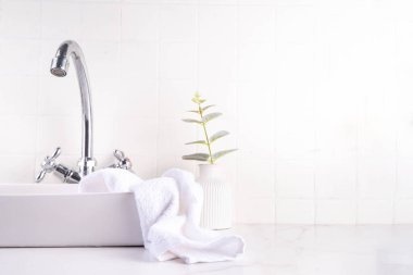 Lavabo, musluk ve tekstil bezi olan banyo arka planı. Beyaz basit, basit, boş banyo arkaplanı, ürünleriniz ya da metinleriniz için modelleyin