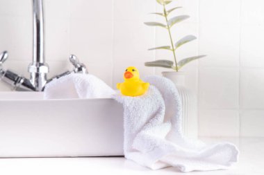 Lavabo, musluk ve tekstil bezi olan banyo arka planı. Beyaz basit, basit, boş banyo arkaplanı, ürünleriniz ya da metinleriniz için modelleyin